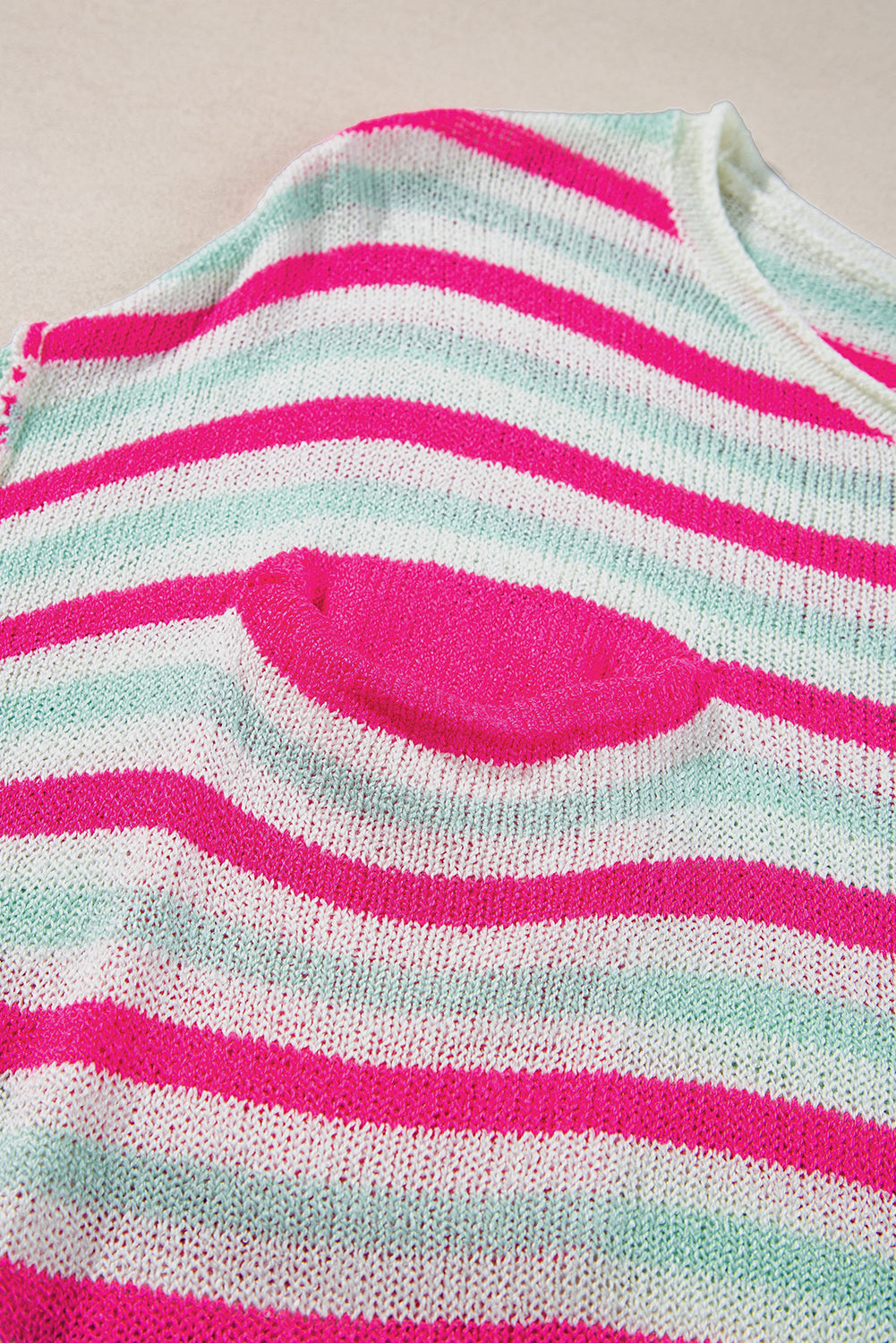 Rosa gestreifter pullover mit übergroßen schultern und tasche