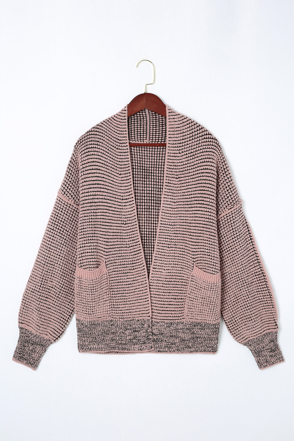 Rosa strickjacke mit waffelstrick und übergroßem kragen