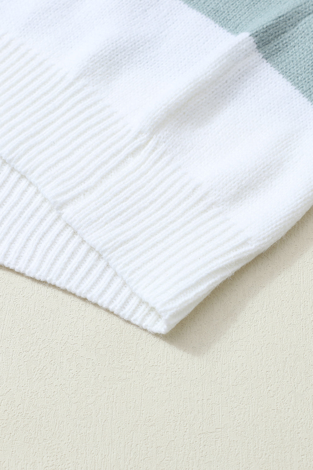Grüner colorblock-streifen-cardigan mit offener vorderseite