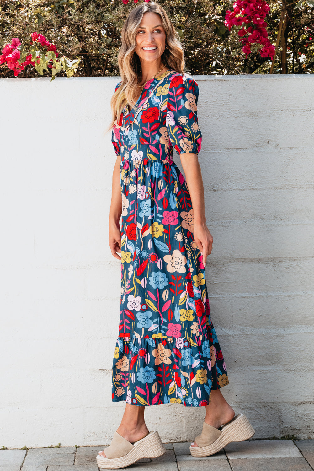 Grünes retro-maxikleid mit blumenmuster und geteiltem ausschnitt