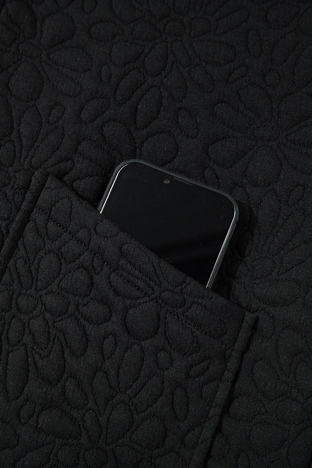 Schwarze gesteppte jacke mit blumenmuster