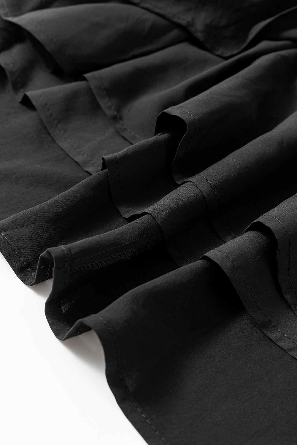 Schwarzes, mit blumen besticktes, gerafftes minikleid
