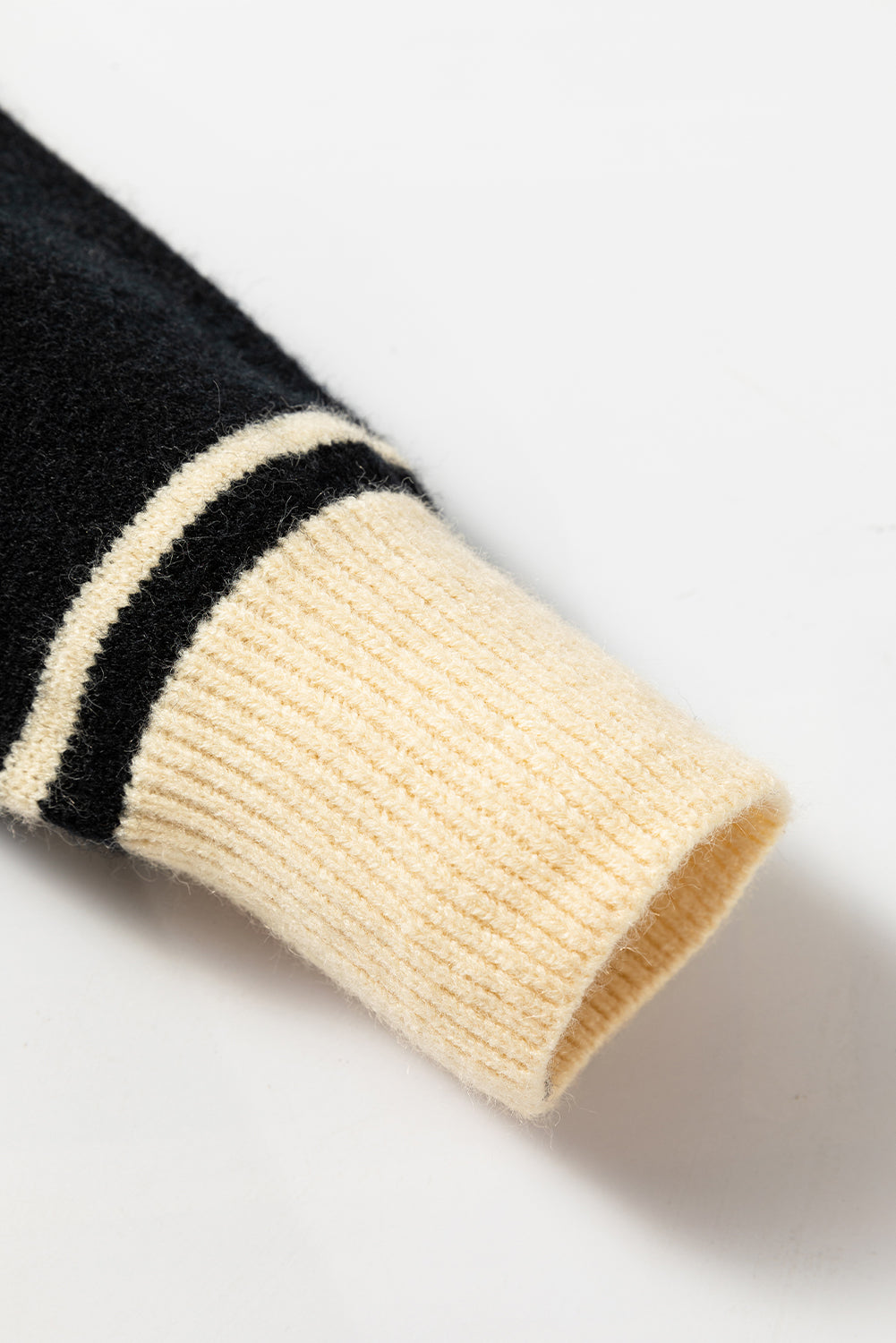 Schwarzer colorblock streifen pullover mit v-ausschnitt