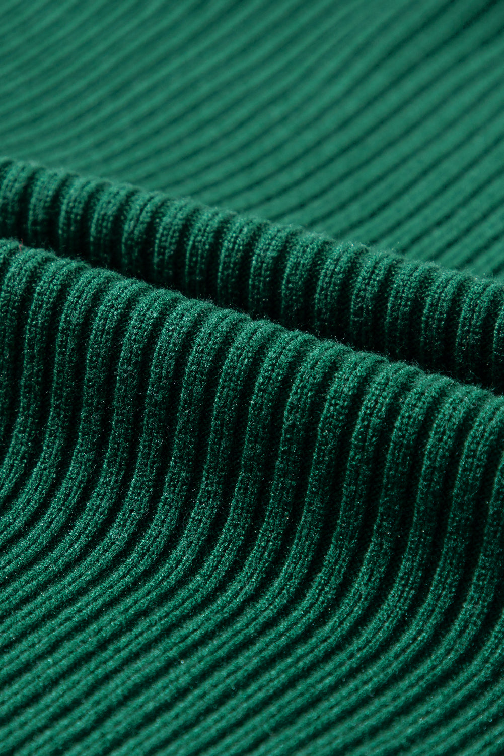 Schwarz-grüner aufgesetzter rippenstrickpullover mit kurzen ärmeln