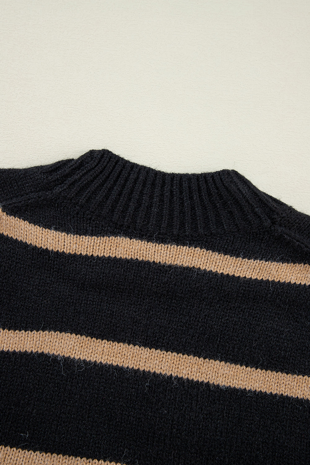 Schwarzer gestreifter, geknöpfter v-ausschnitt, lockere strickjacke mit hängenden schultern