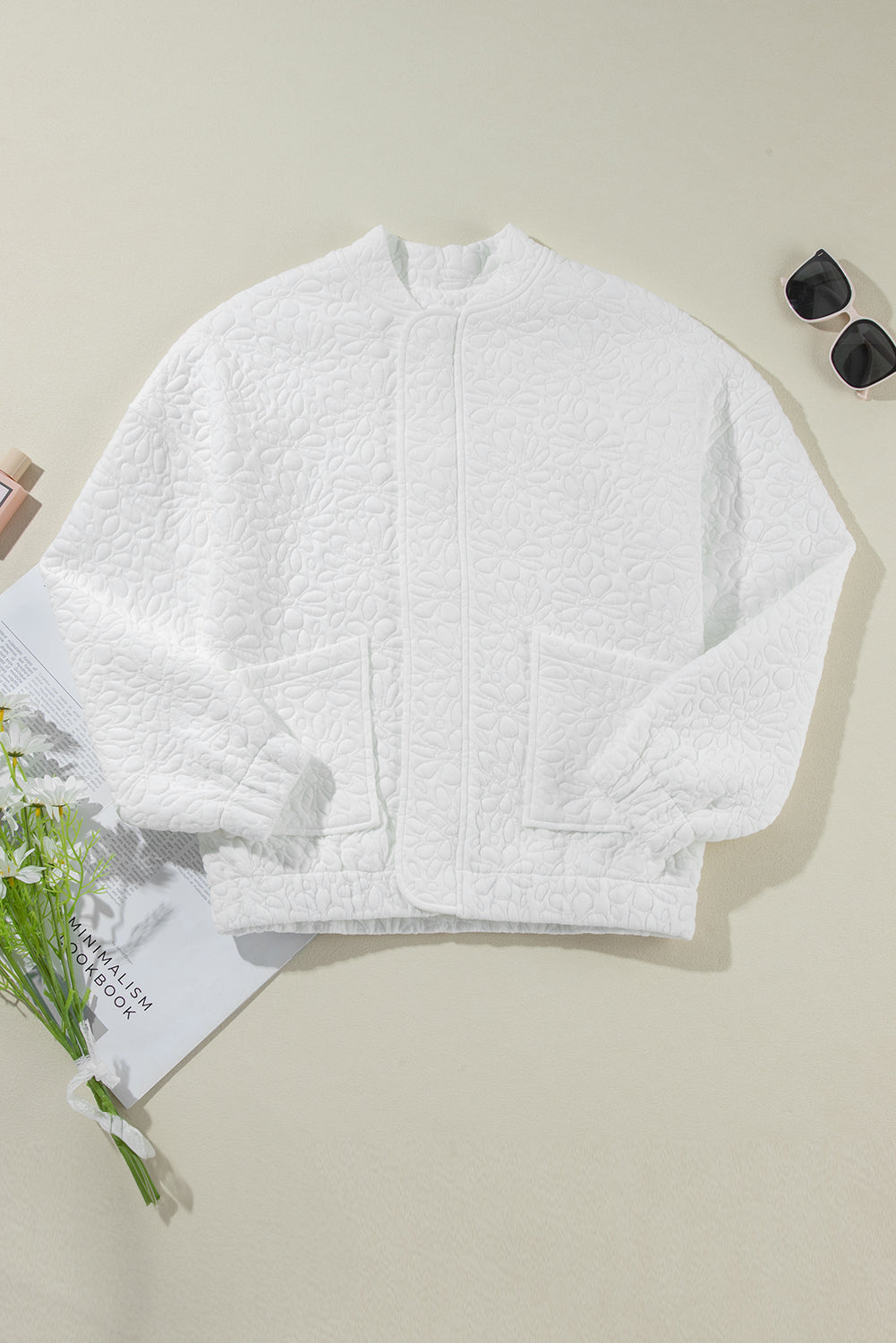 Weiße gesteppte jacke mit blumenmuster