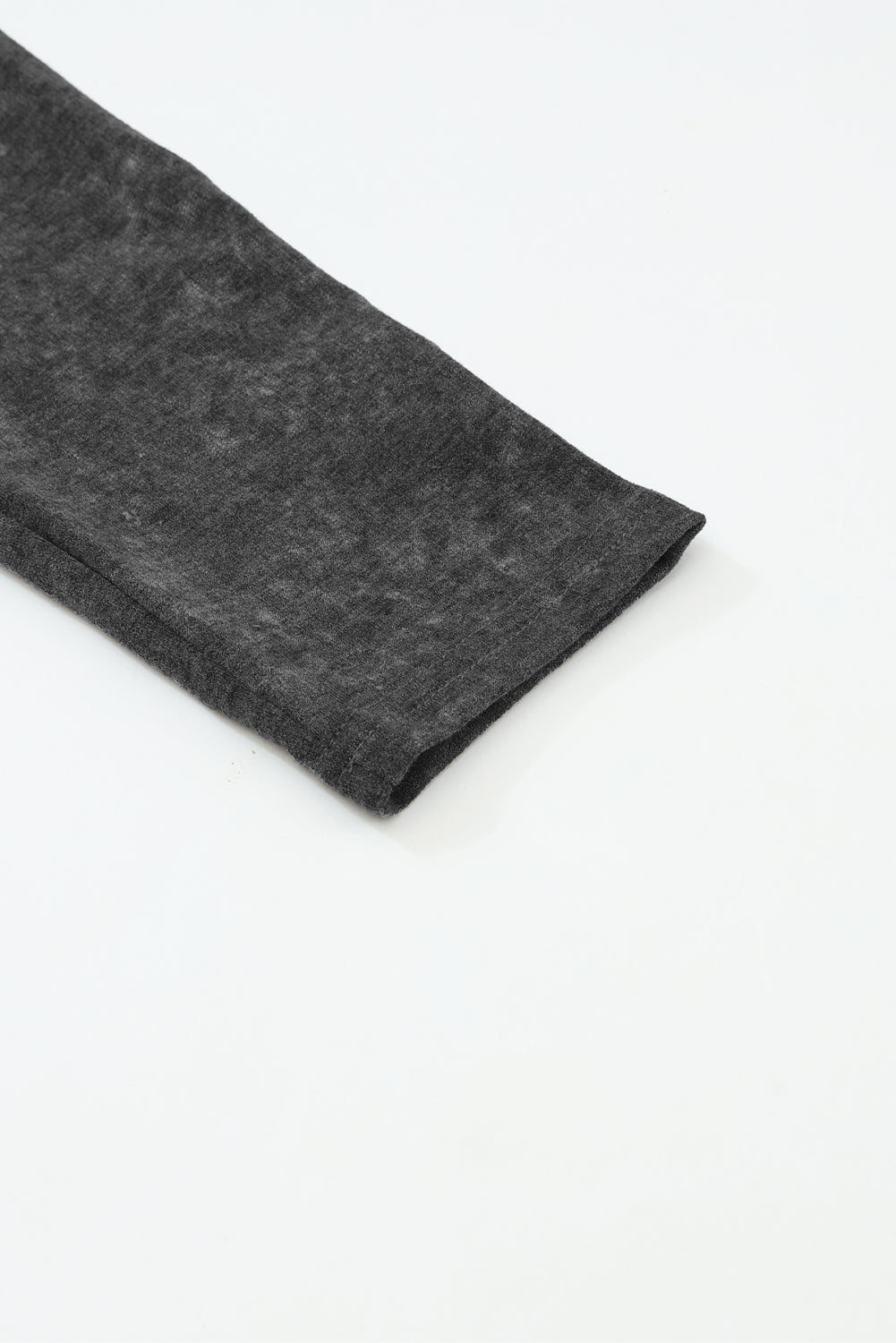 Schwarzer cardigan mit offener tasche und fransensaum
