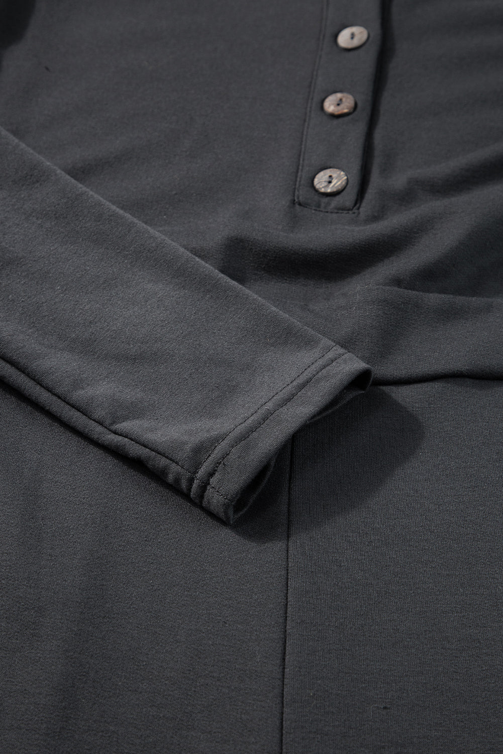 Grauer langarm-overall mit knöpfen und weitem bein