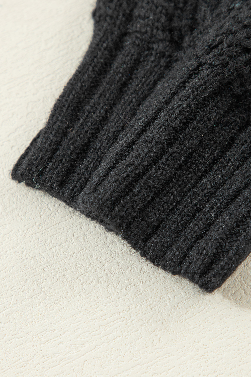 Schwarzer strickpullover mit v-ausschnitt und hohlen schultern