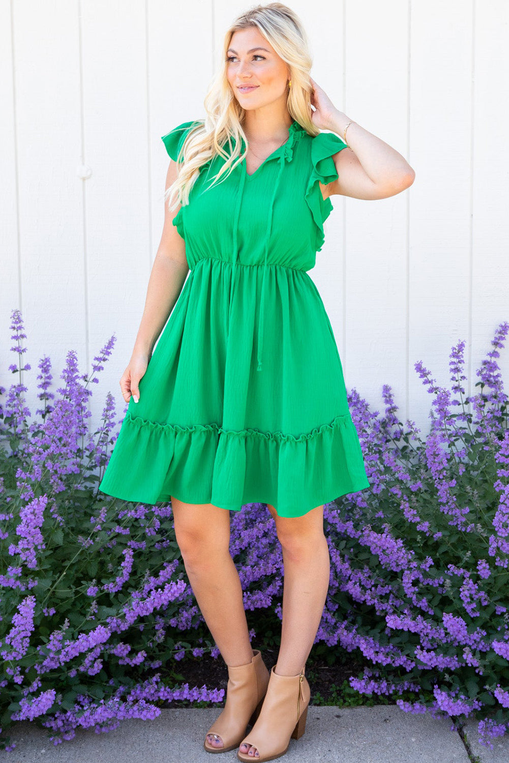 Hellgrünes kleid mit elastischer taille und gerafftem v-ausschnitt