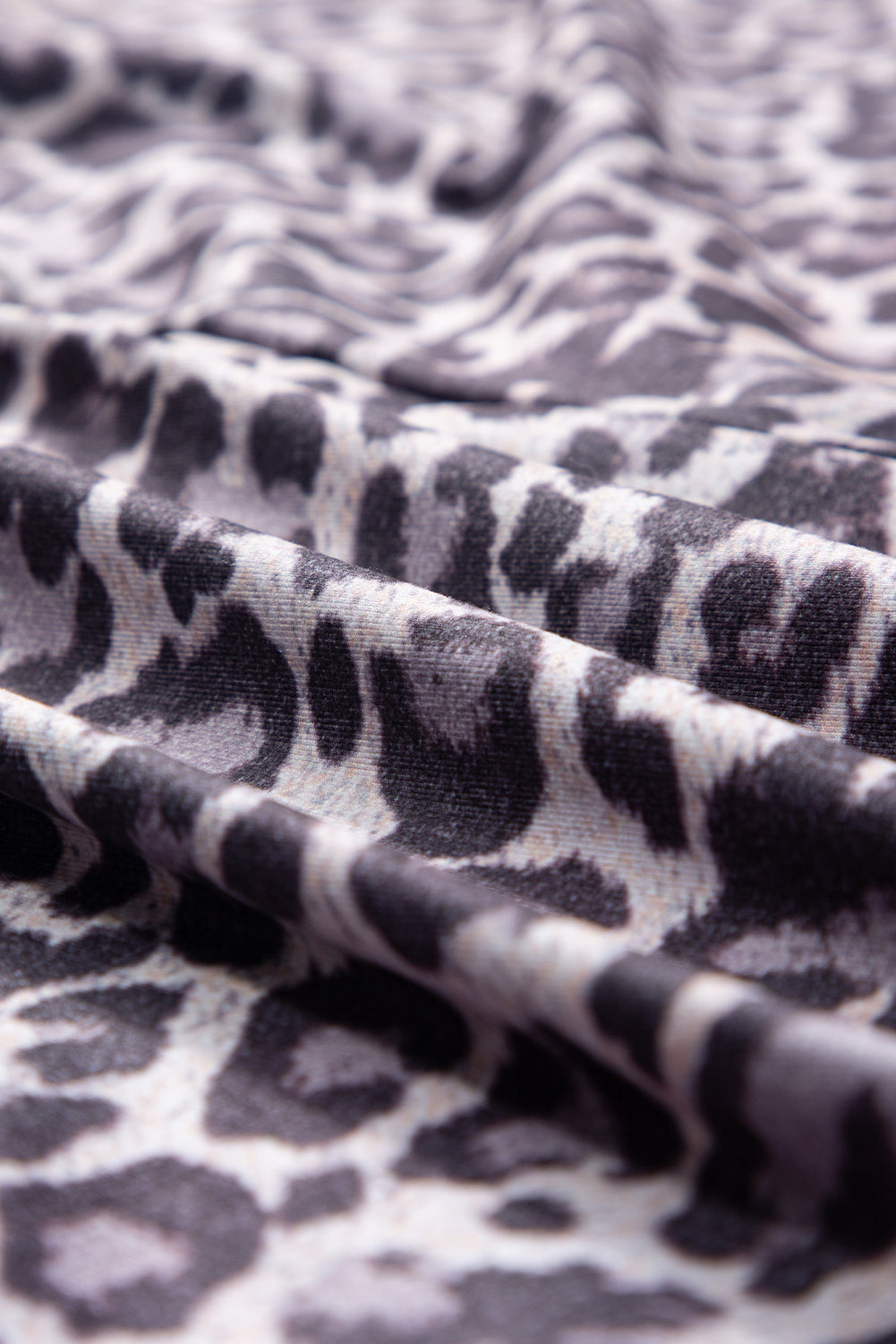 Schwarzes langärmeliges maxikleid mit leopardenmuster