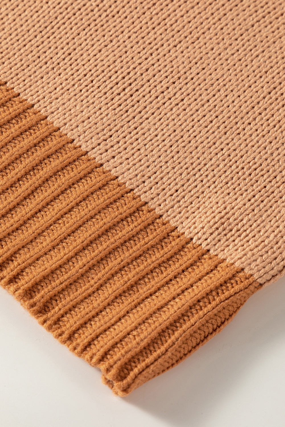 Helles french beige farbblock-kontrastnähte pullover in übergröße
