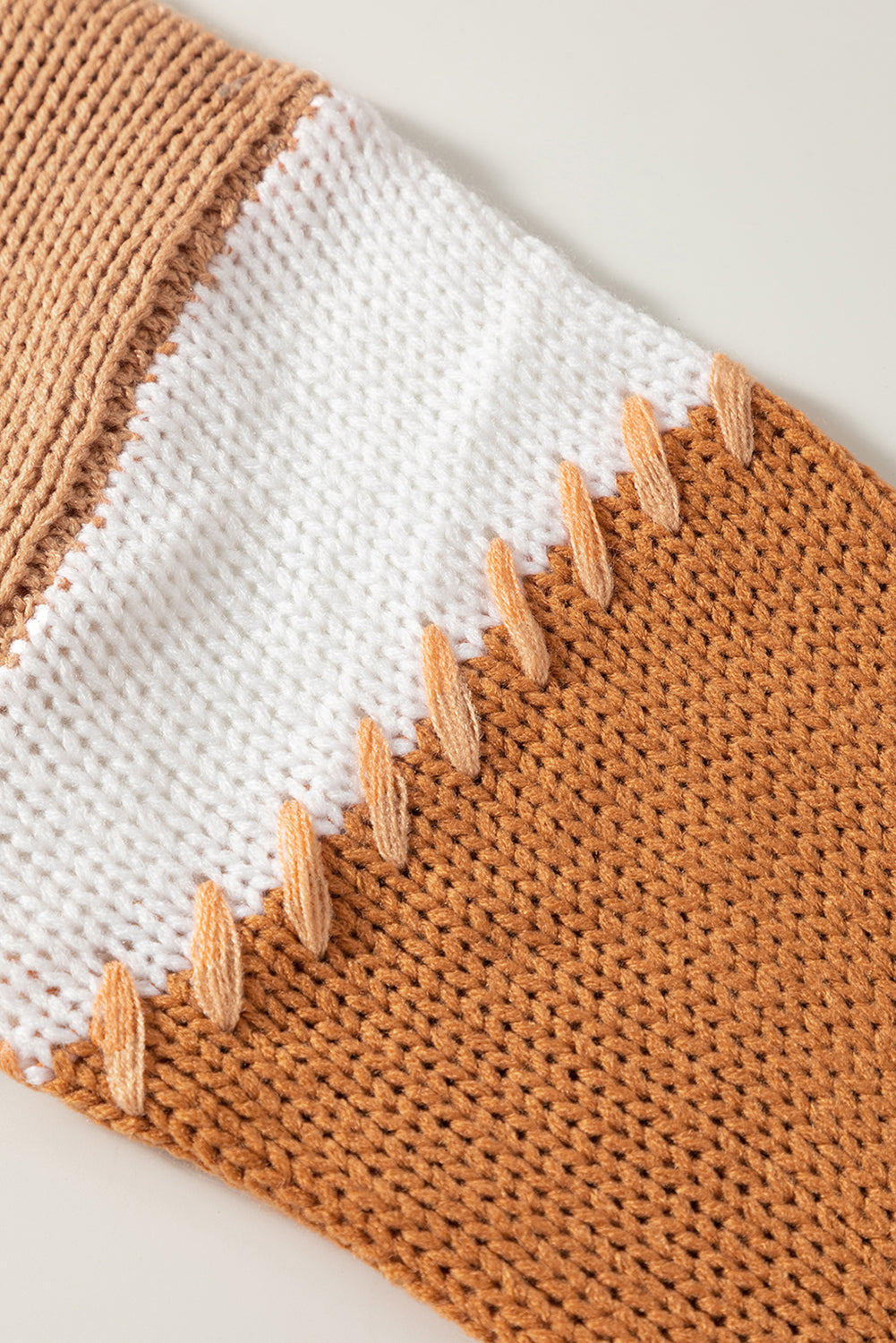 Helles french beige farbblock-kontrastnähte pullover in übergröße