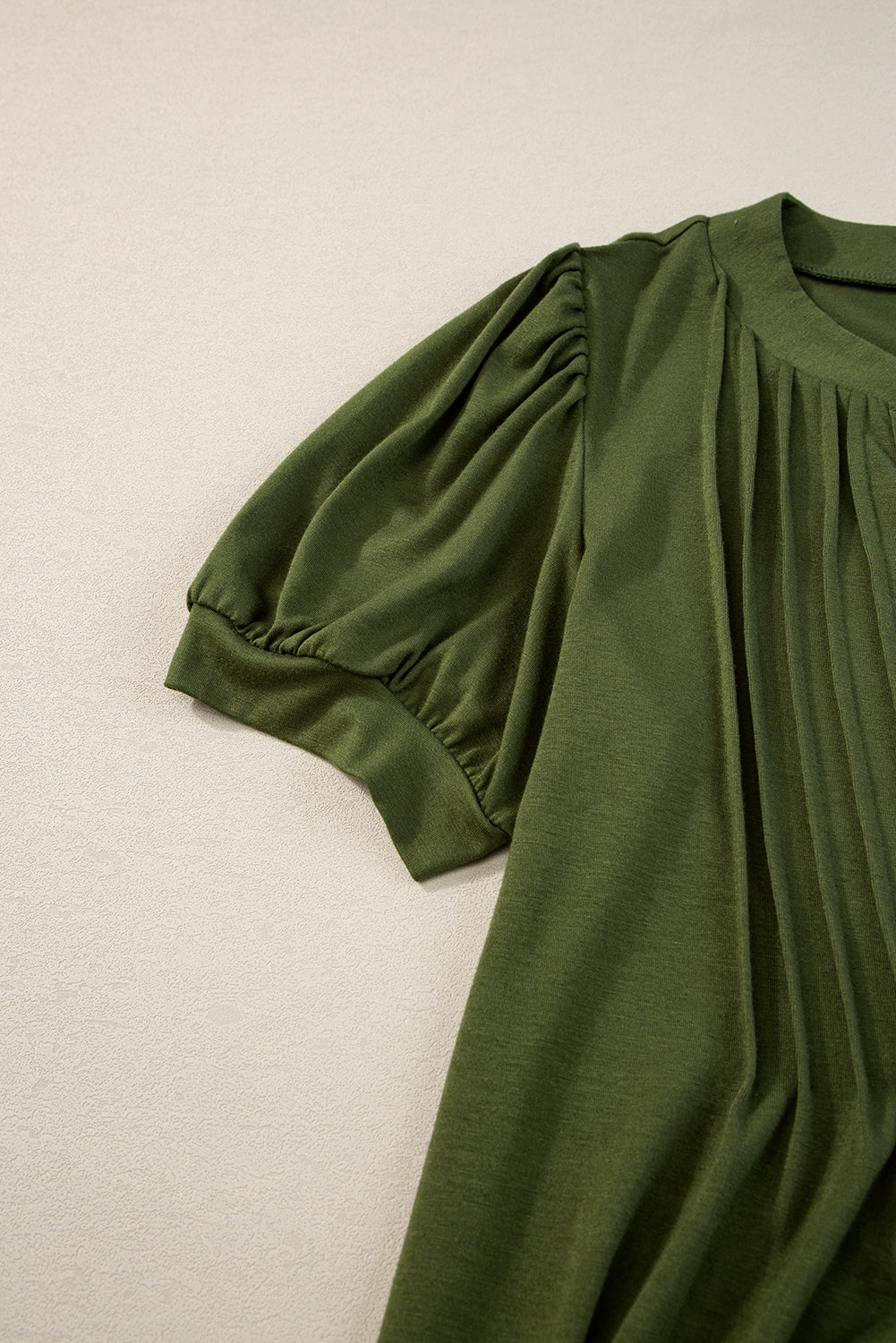 Ferngrünes T-Shirt-Kleid mit plissiertem Ausschnitt und Puffärmeln