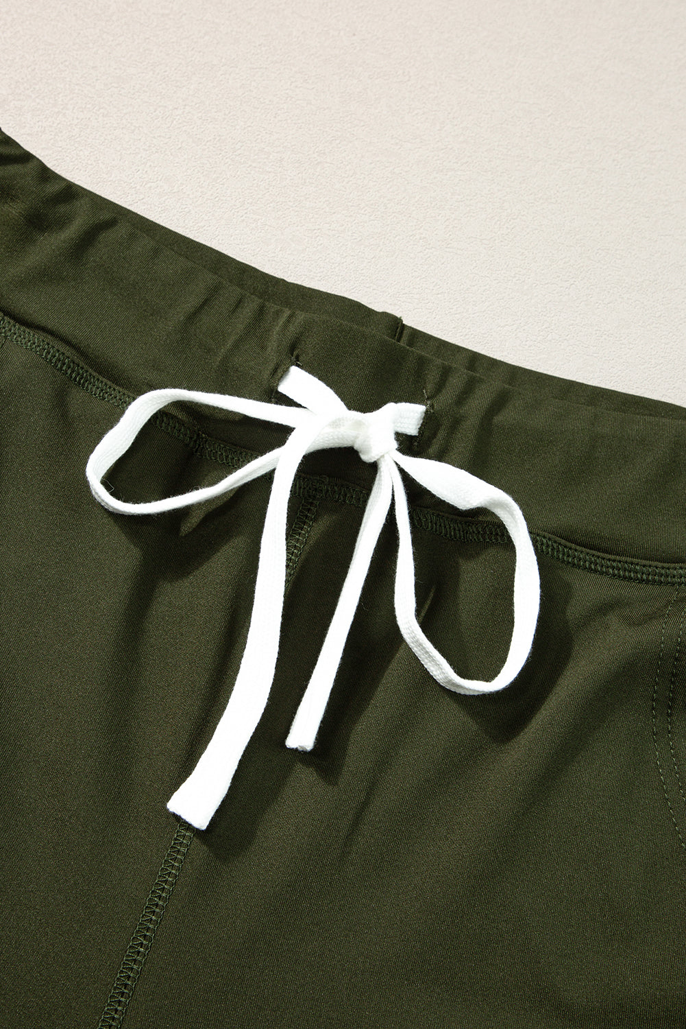 Moosgrüne jogginghose mit kordelzug an der taille