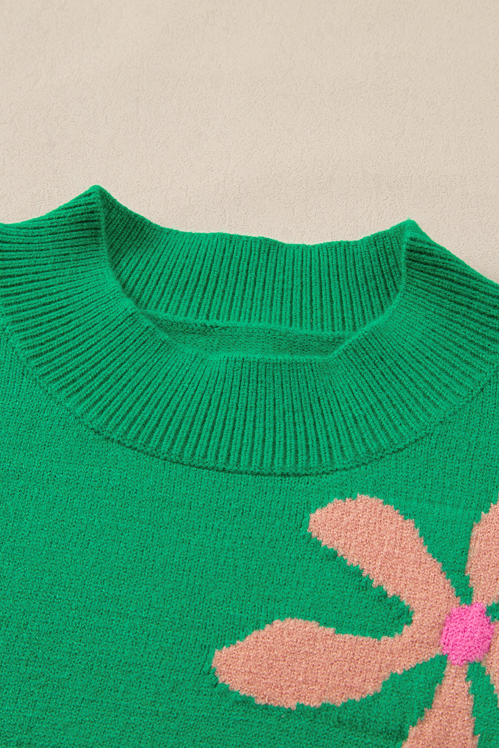 Leuchtend grüner, geblümter kurzarmpullover mit blasen