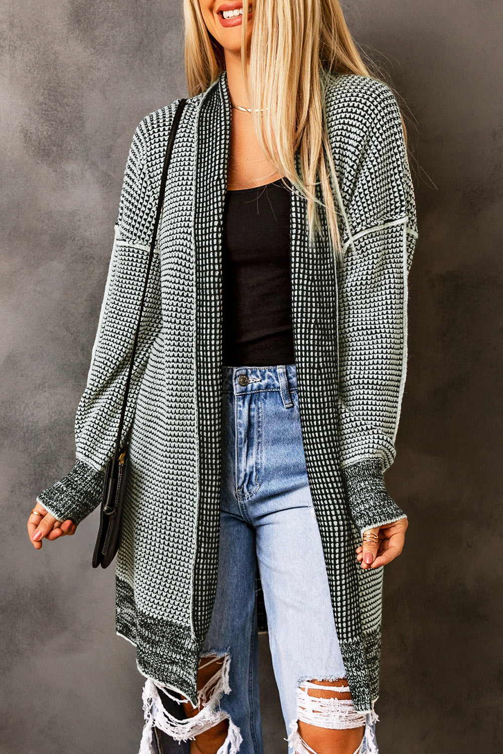 Graue karierte strickjacke mit offener vorderseite