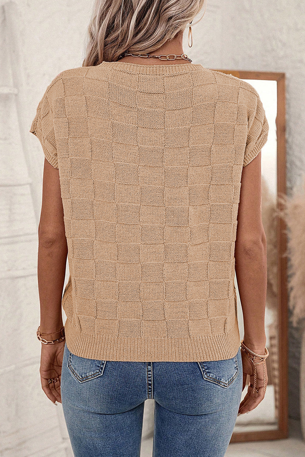 Rauchgrauer strickpullover mit kurzen ärmeln in gitterstruktur