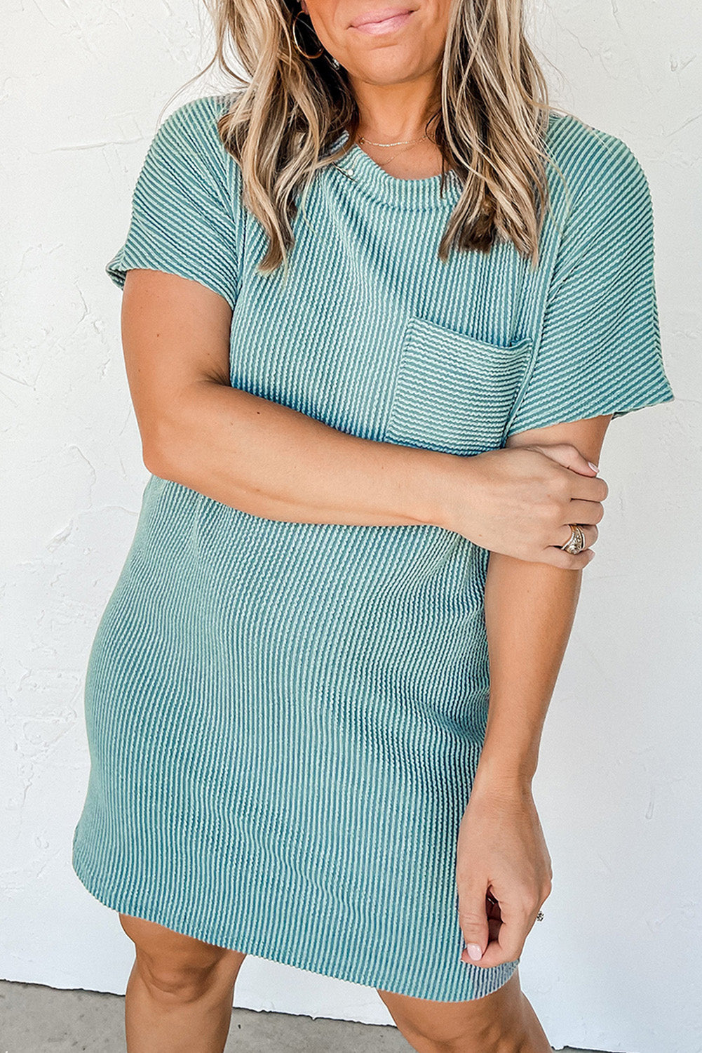 Blau gestreiftes rippenstrick-t-shirt-shiftkleid