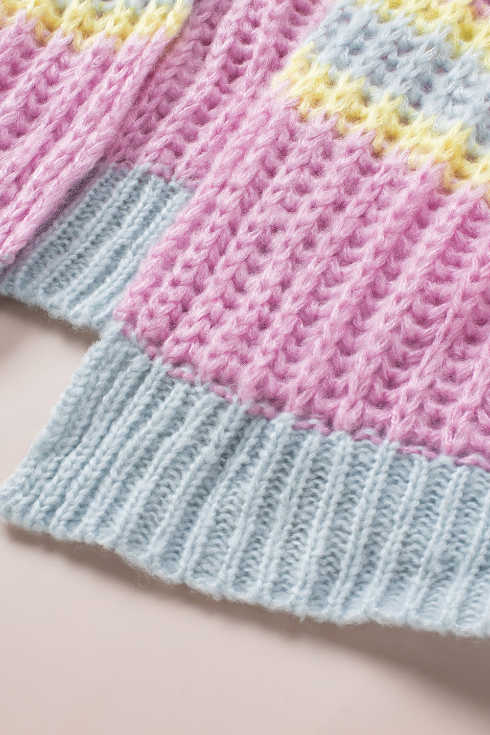 Rosa gestreifte strickjacke mit offener vorderseite und kontraststreifen
