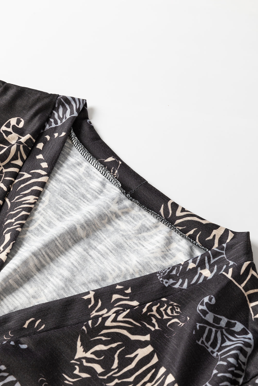 Schwarze wild tiger print knopfleiste strickjacke
