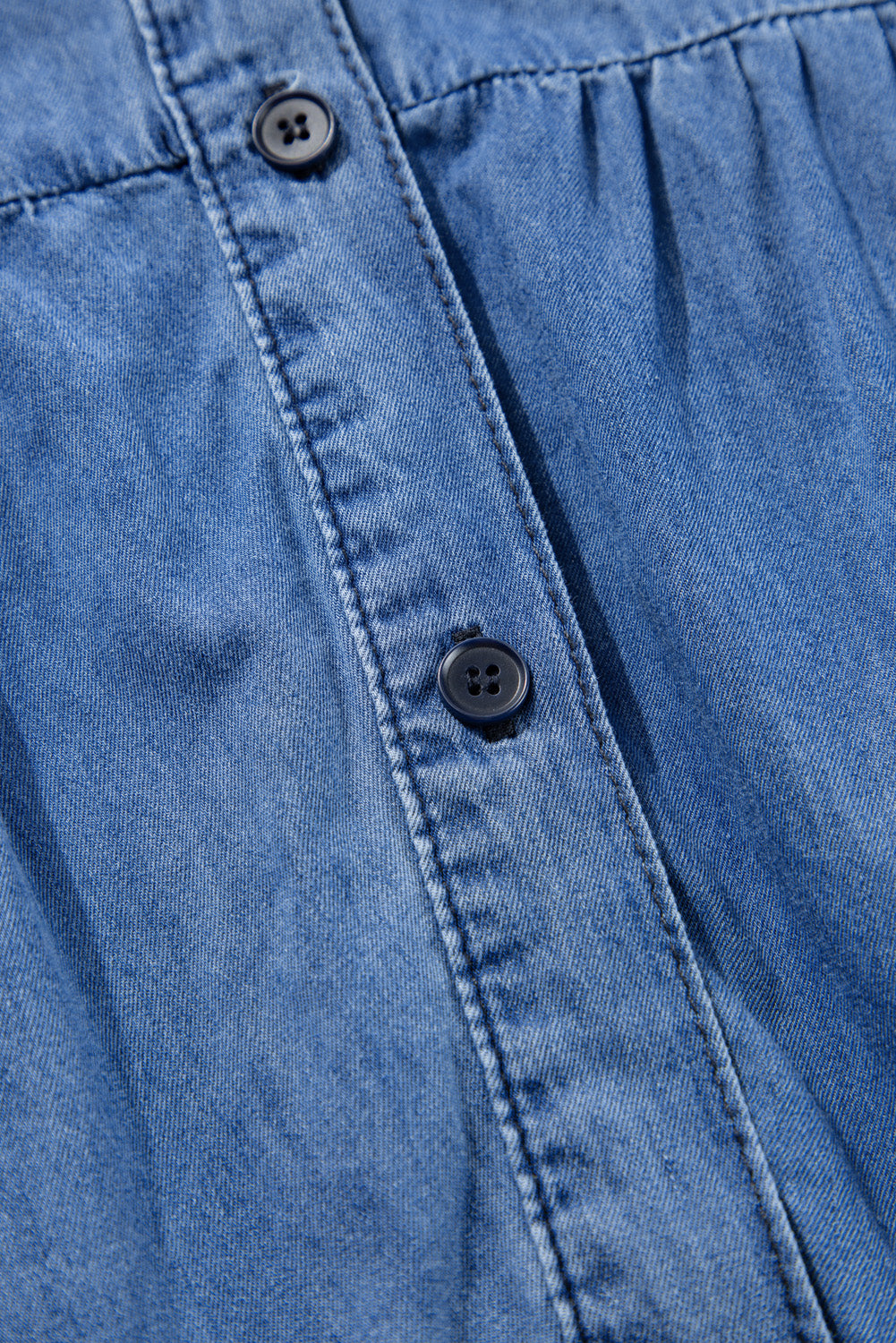 Himmelblaues Chambray-Kleid mit gerafften 3/4-Ärmeln und geschlitztem V-Ausschnitt
