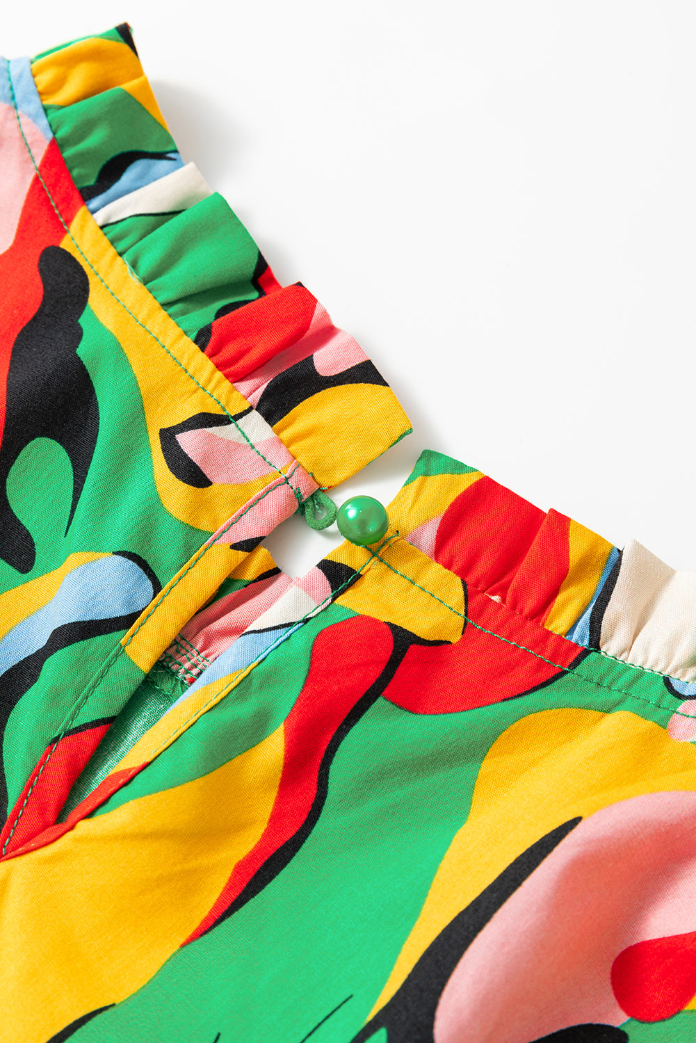 Grünes Minikleid mit Rüschenausschnitt und abstraktem Druck
