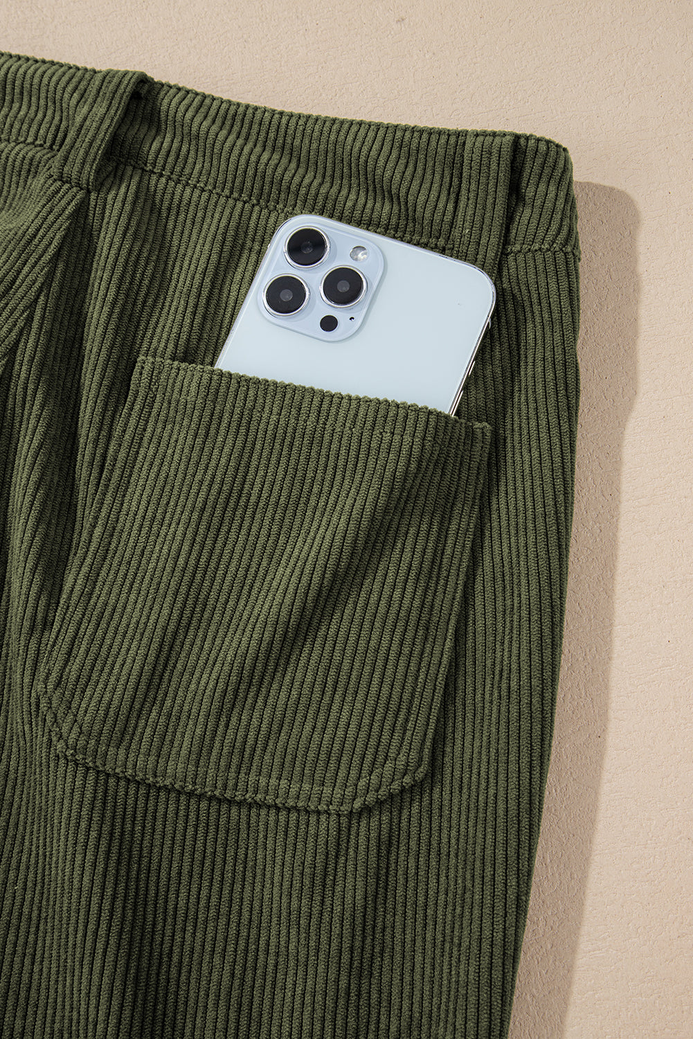 Grüne cordhose mit hoher taille und quadratischen taschen