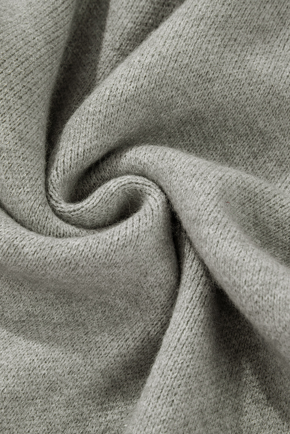 Hellgrauer pullover mit blumenärmeln und hängeschultern