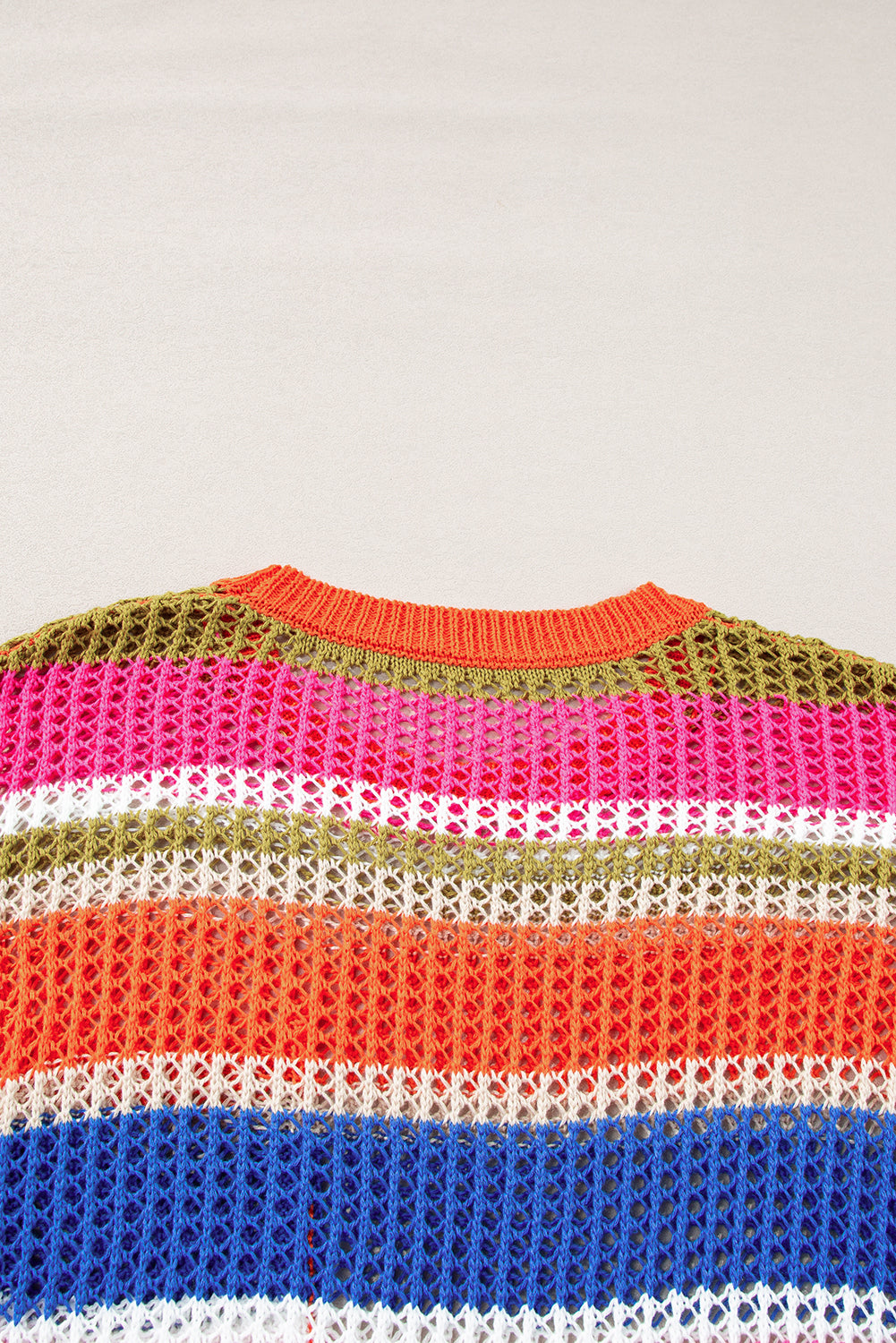 Orange gestreifter colorblock pullover mit 3/4-ärmeln aus gehäkeltem material