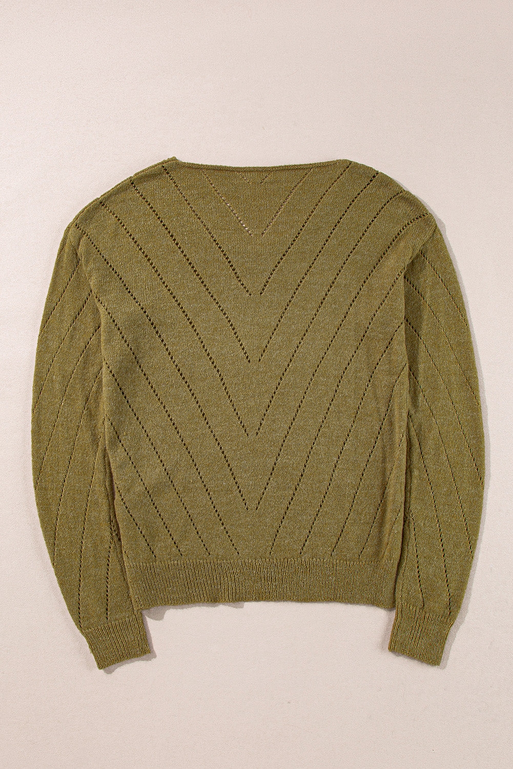 Salbeigrüner pullover mit v-ausschnitt und tropfenschulter in ösenform