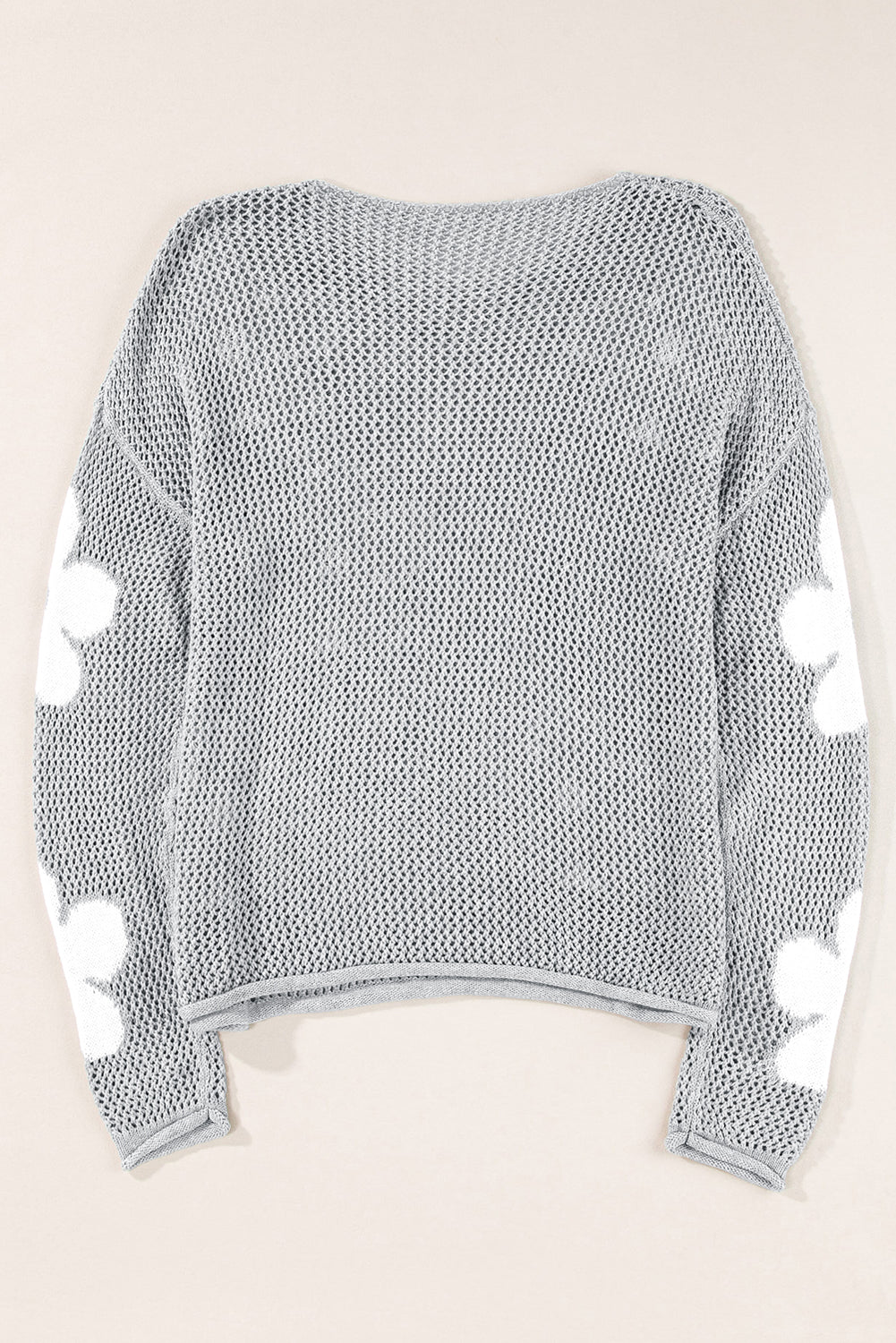 Hellgrauer pullover mit großer blume, hohl gestrickt und schulterfrei
