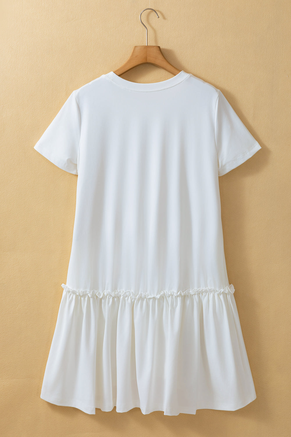 Weißes kurzärmeliges freizeitkleid mit gerüschtem saum