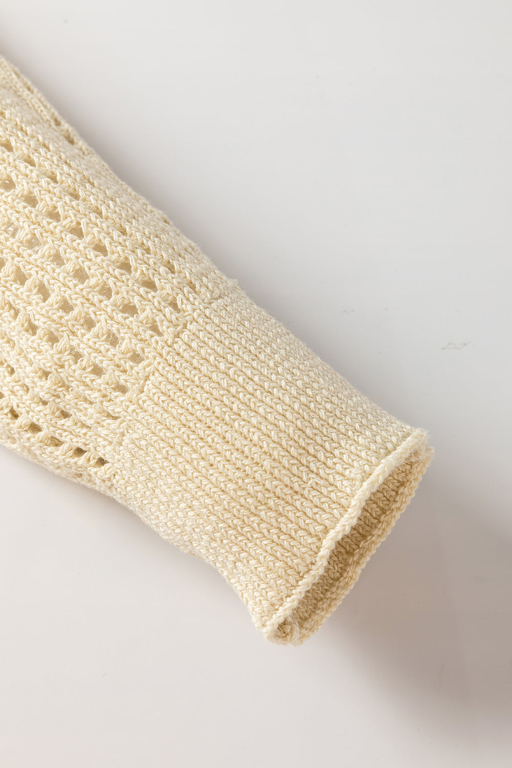 Aprikosenfarbener pullover mit offenem strickband und ärmeln