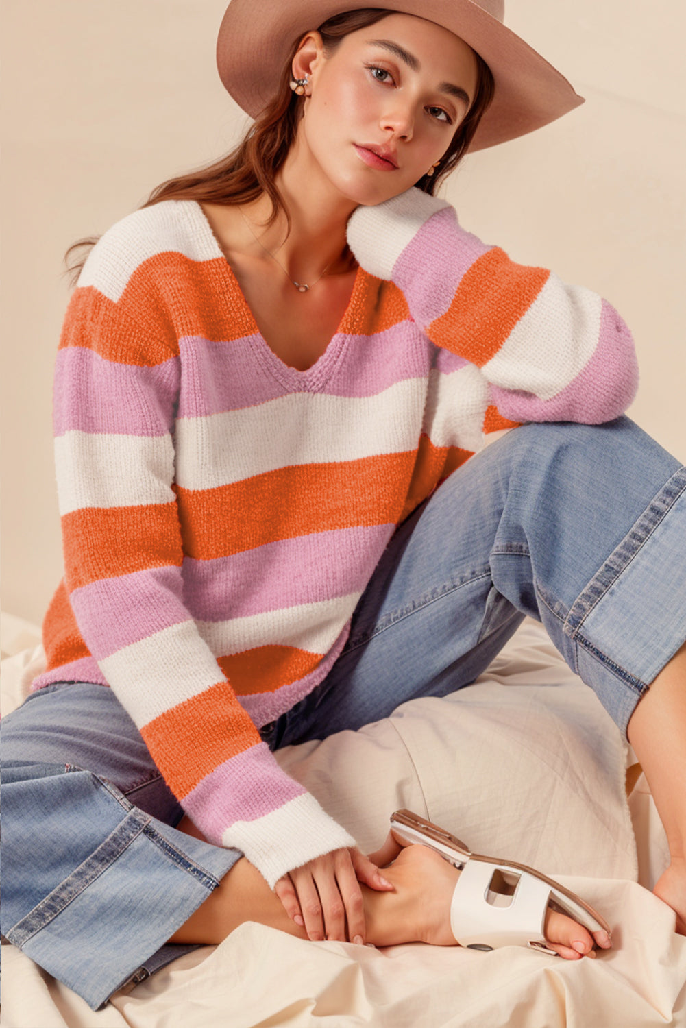 Orange gestreifter colorblock v-ausschnitt freizeitpullover