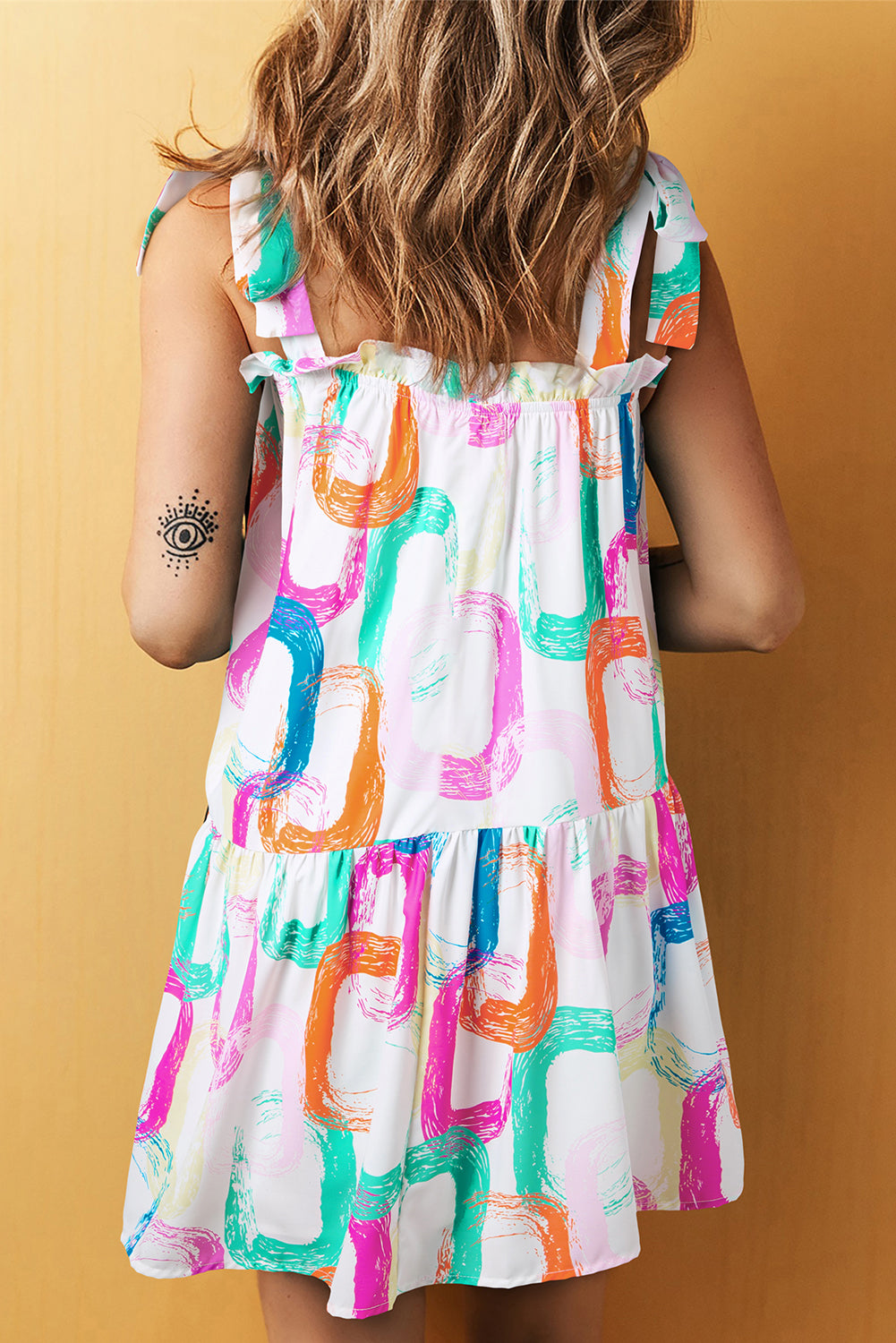 Weißes minikleid mit abstraktem druck und geknoteten trägern mit rüschen