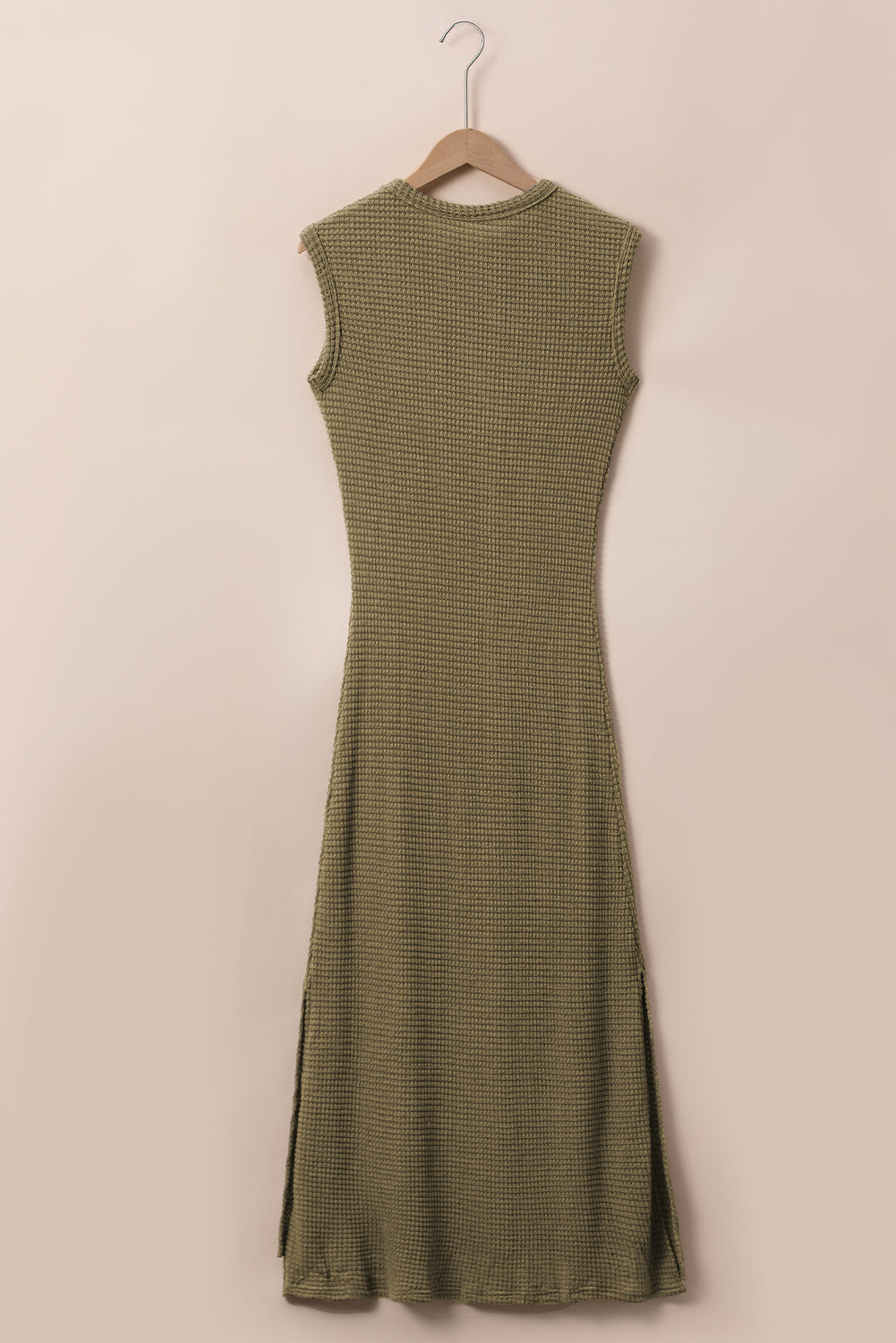 Dschungelgrünes ärmelloses langes Kleid aus Waffelstrick mit Schlitzen