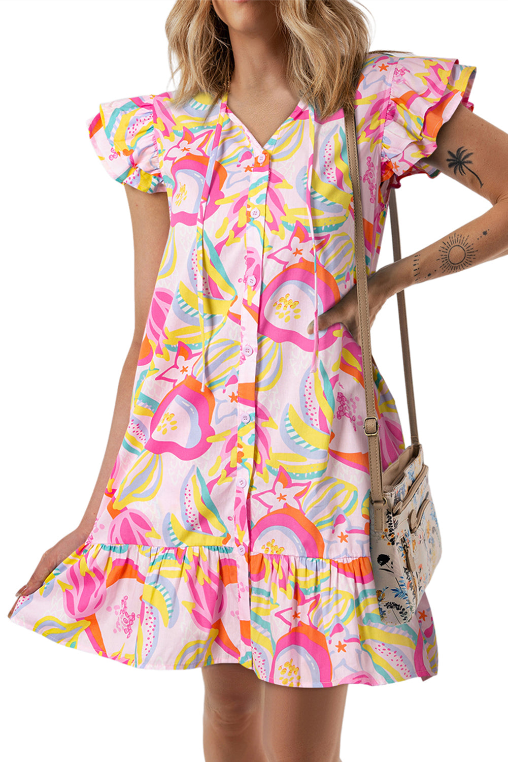 Rosa abstraktes kleid mit rüschenbesatz und geknöpften ärmeln