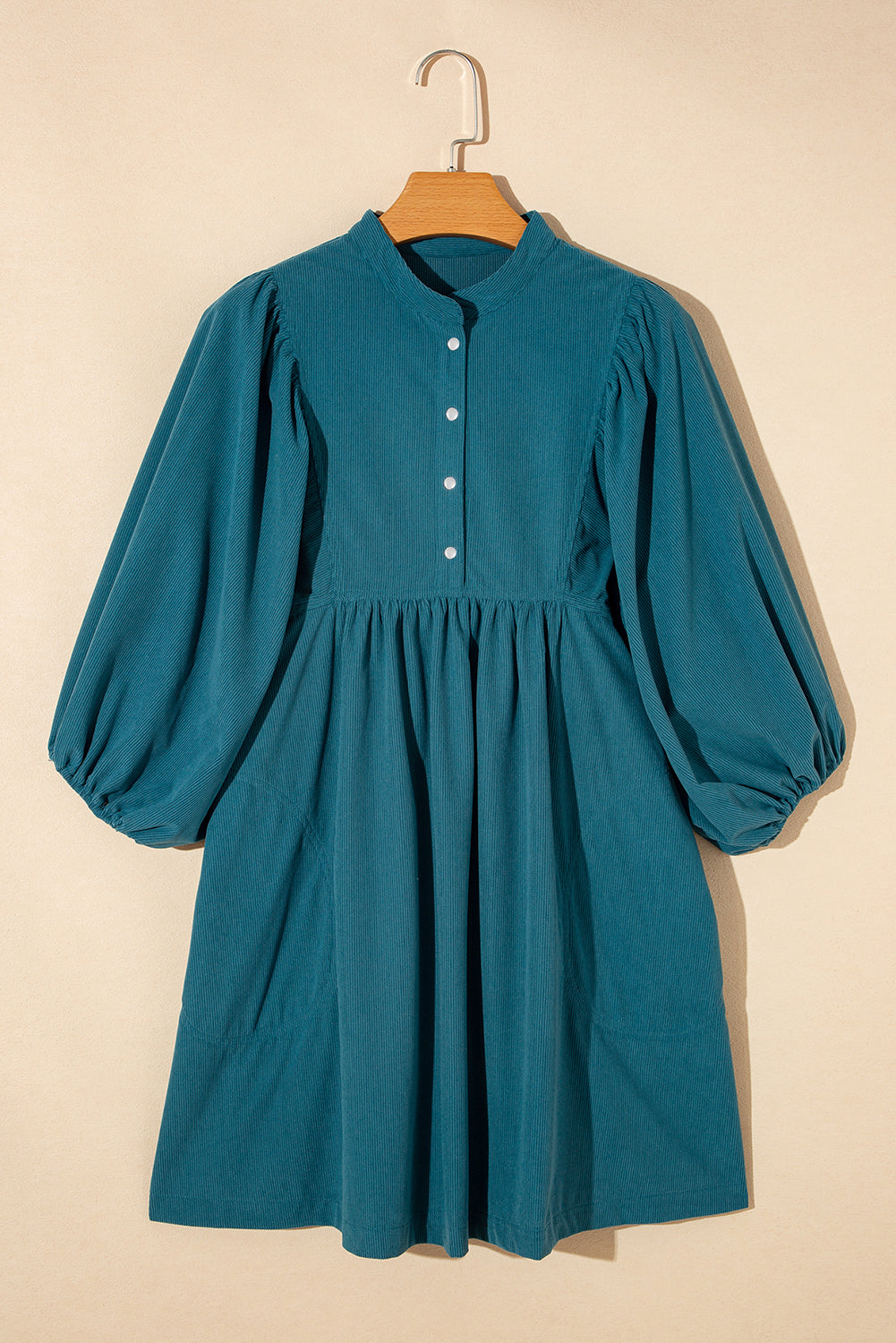 Blaues cord-knopf-kleid mit empire-taille und armband-ärmeln