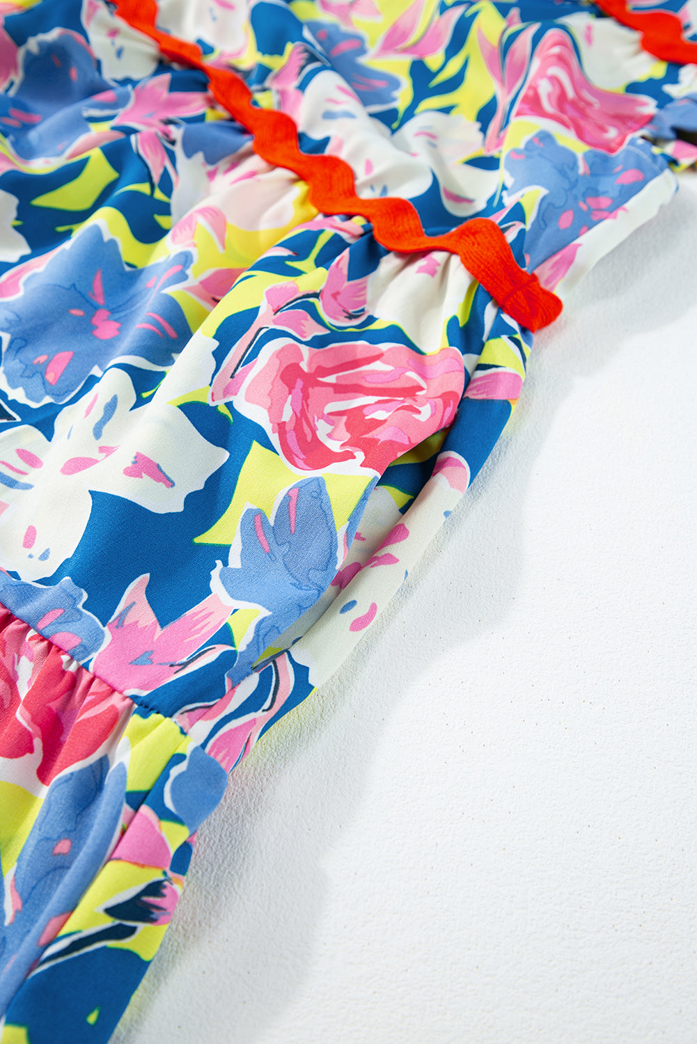 Himmelblaues floral bedrucktes v kleid mit gekerbten ric rac flatterärmeln
