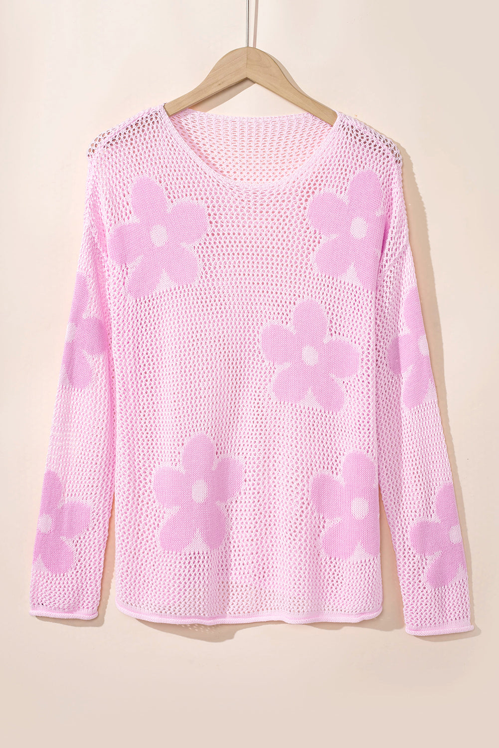 Rosafarbener pullover mit großer blume und hohlen schultern aus strick