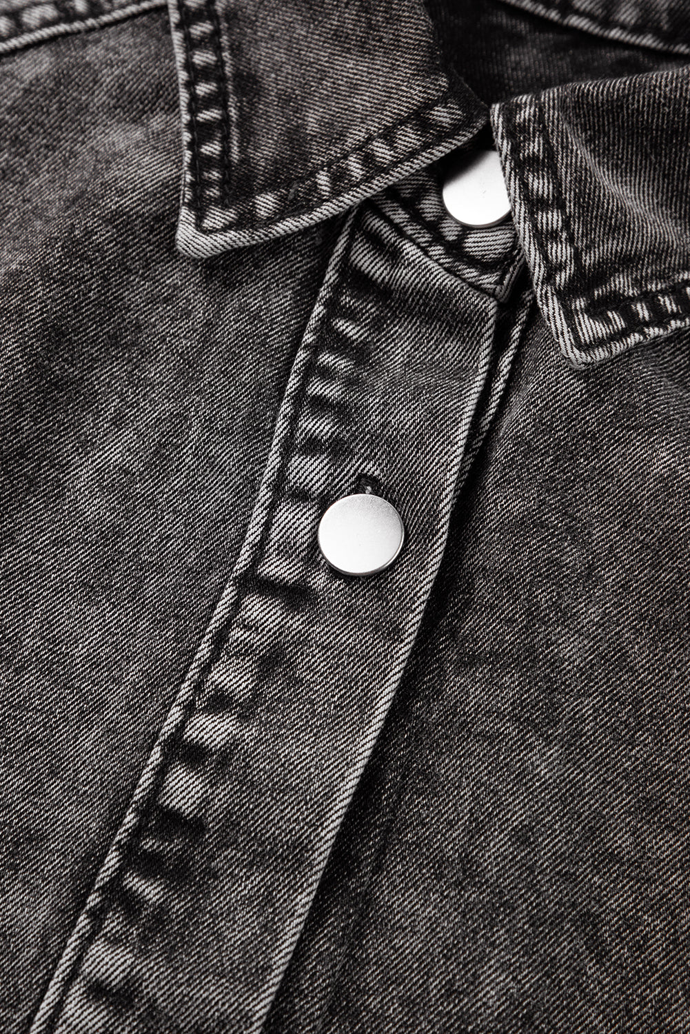 Mittelgraues Mineralwaschung gerafftes Kurzarm-Denimkleid mit Knöpfen