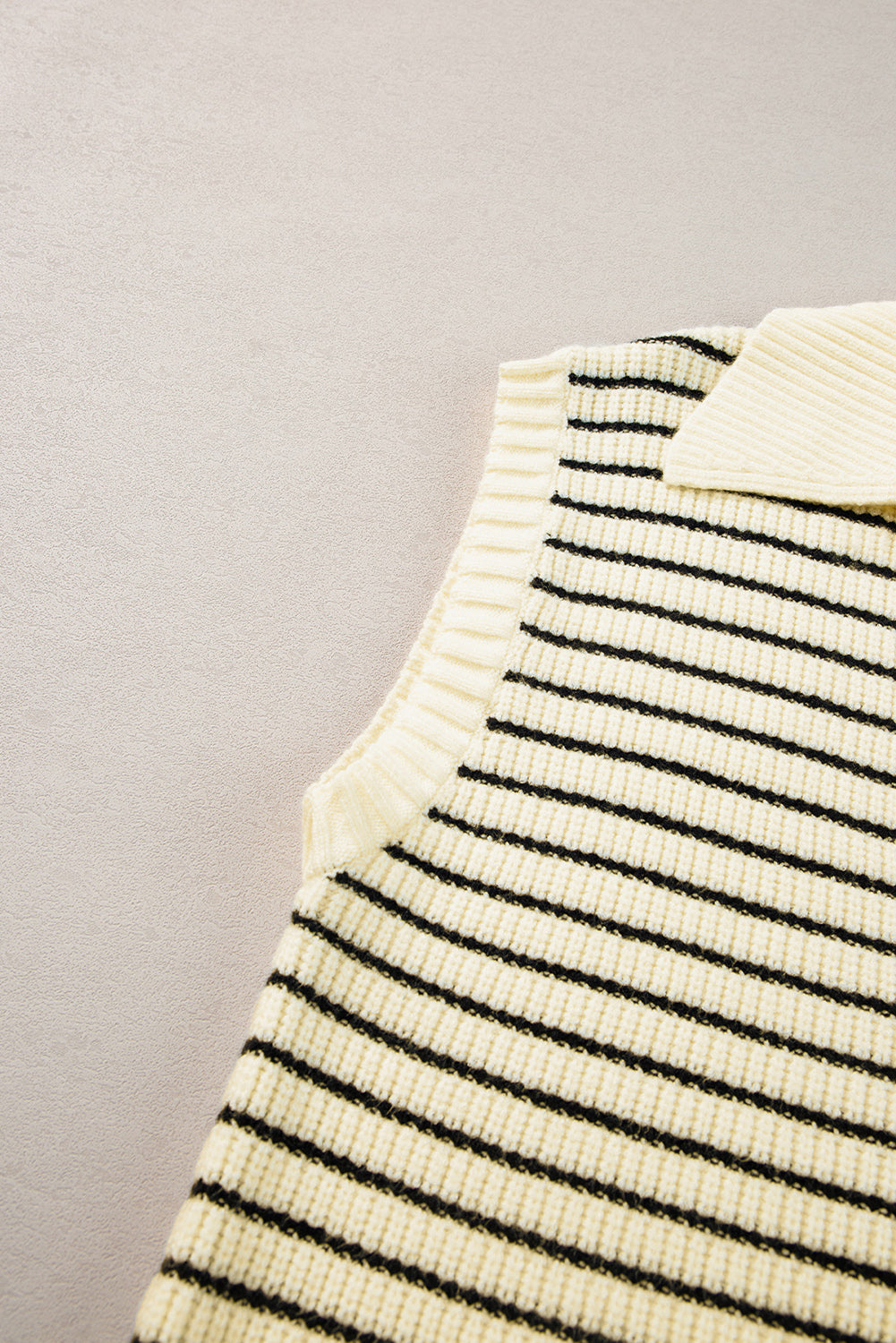 Beige gestreiftes pullover-tank-top mit v-ausschnitt