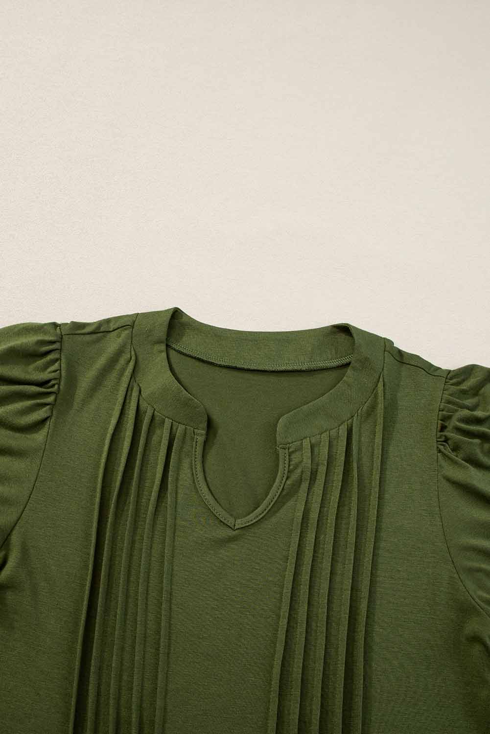 Ferngrünes T-Shirt-Kleid mit plissiertem Ausschnitt und Puffärmeln