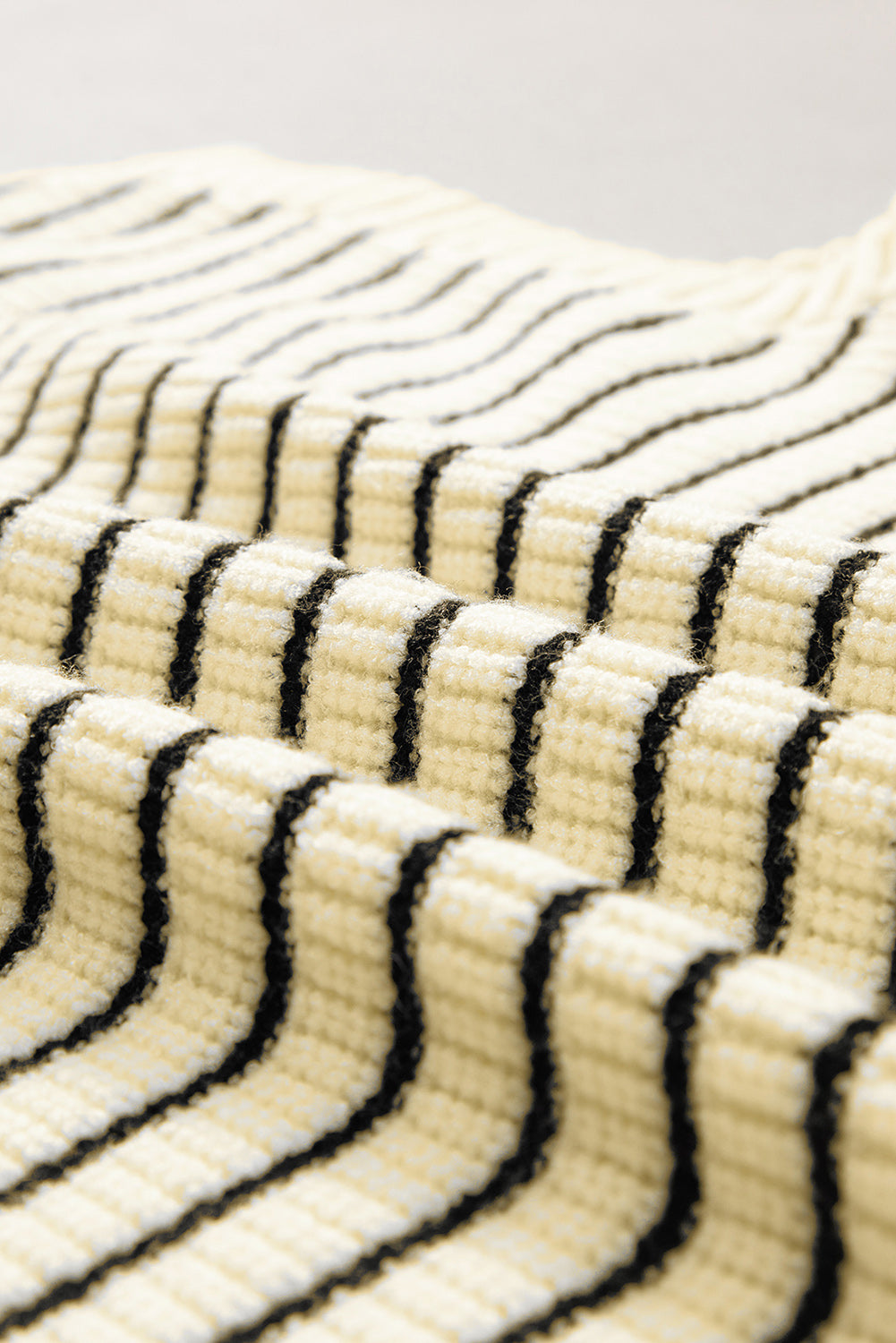 Beige gestreiftes pullover-tank-top mit v-ausschnitt