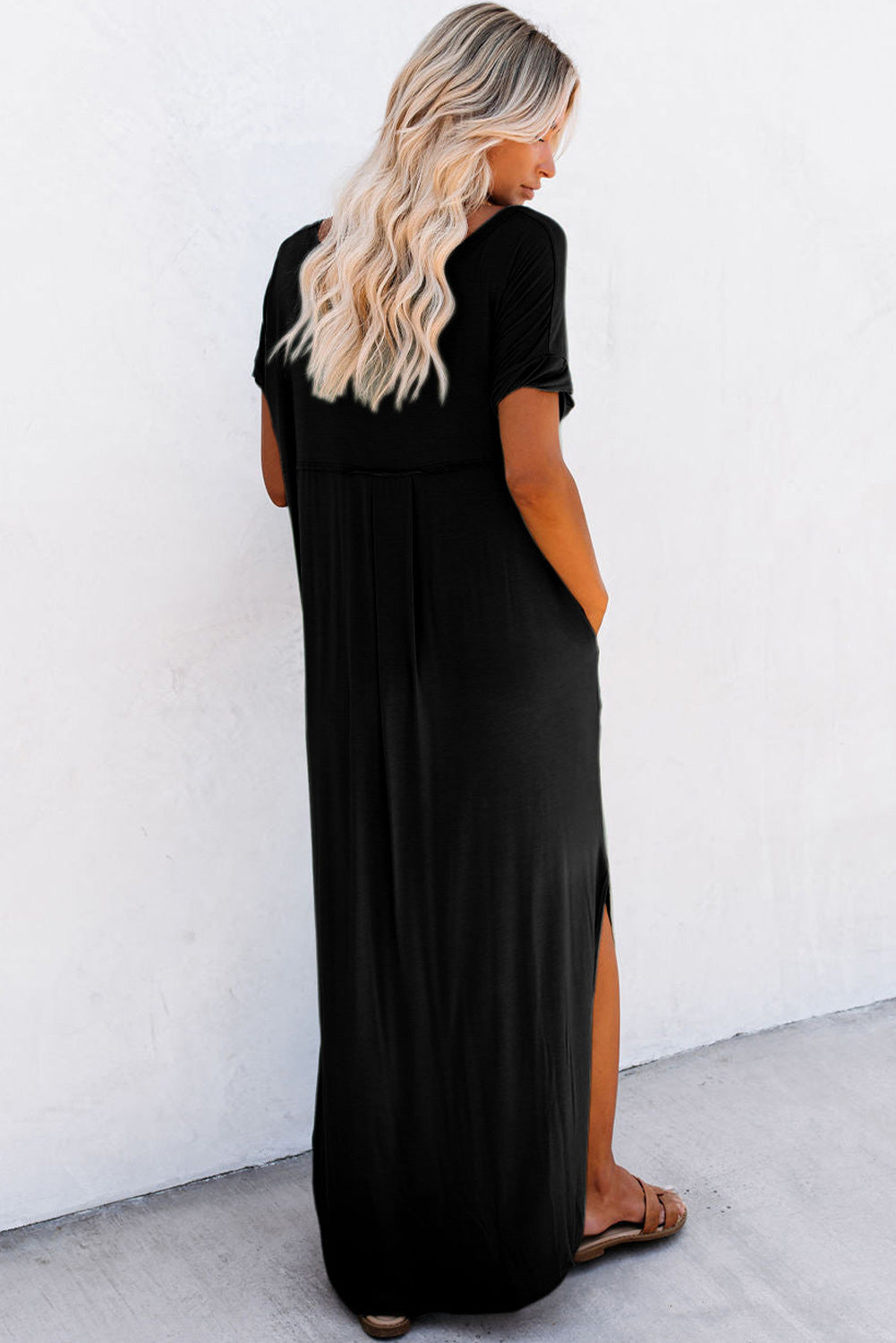 Schwarzer v-ausschnitt mit versteckten taschenschlitzen maxi-t-shirt-kleid