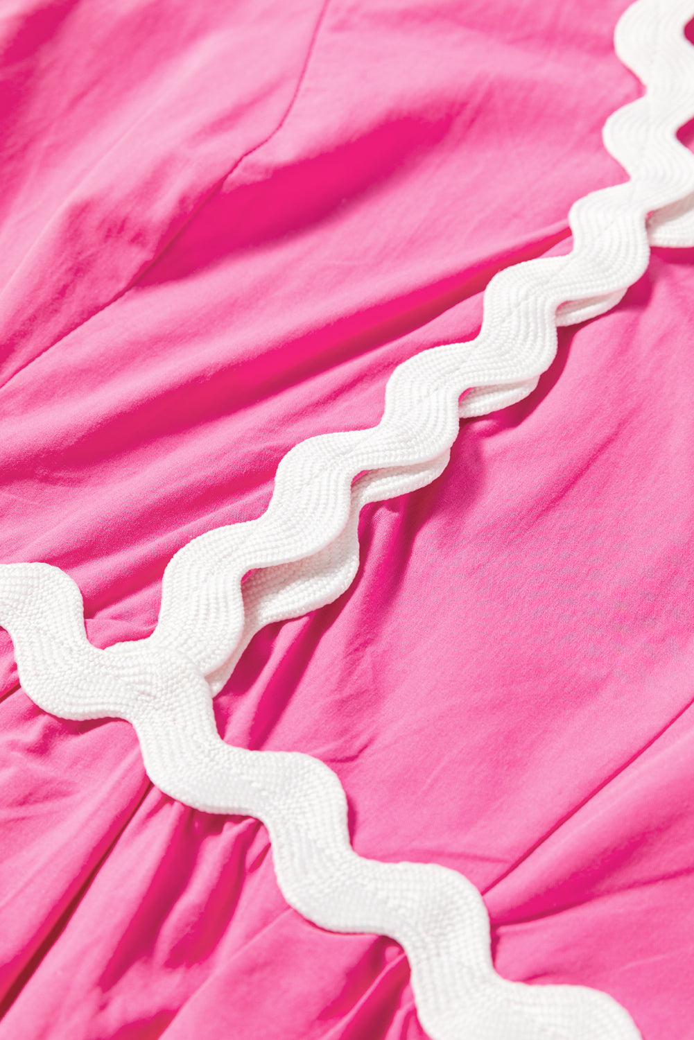 Bonbon-Ric-Rac-Besatz kurzes Midikleid mit fließenden Puffärmeln