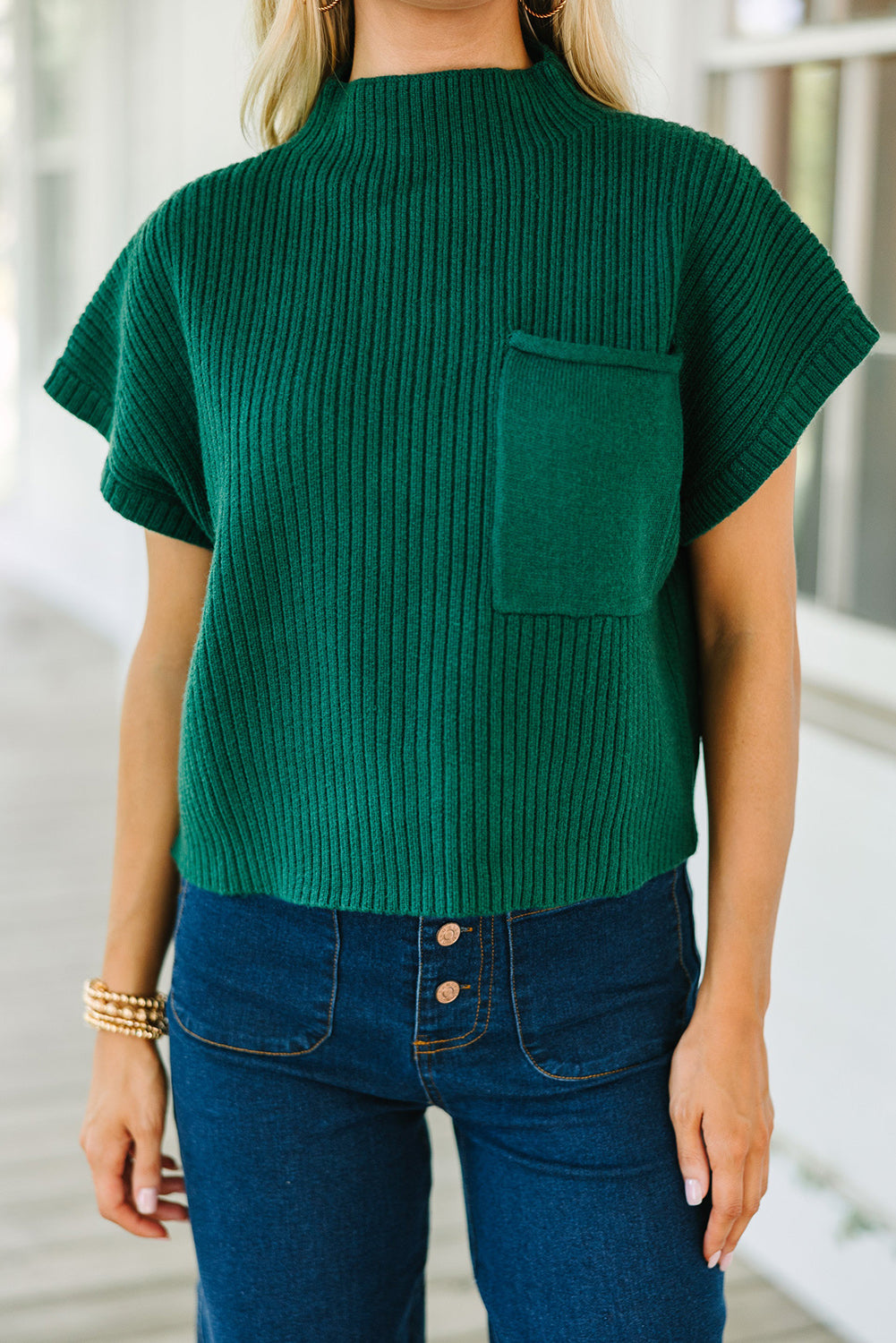 Schwarz-grüner aufgesetzter rippenstrickpullover mit kurzen ärmeln