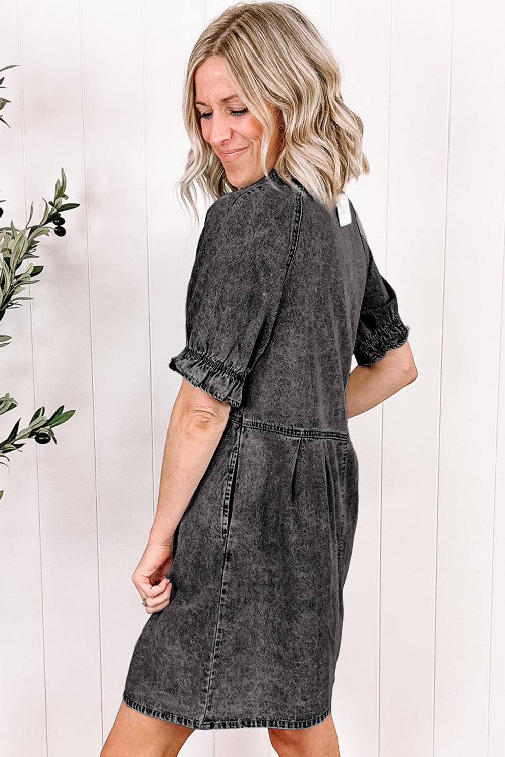 Mittelgraues Mineralwaschung gerafftes Kurzarm-Denimkleid mit Knöpfen