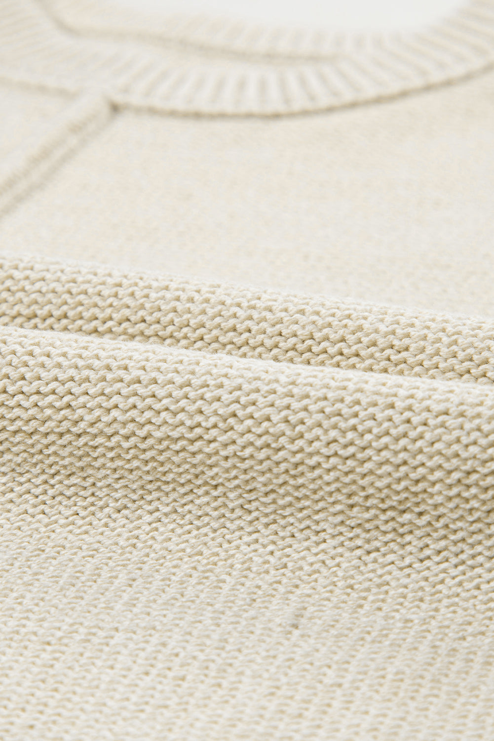 Haferflockenfarbener pullover mit gestrickten ärmeln